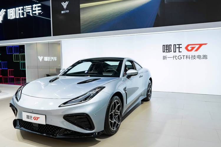 广州53哪吒汽车在智能汽车领域的表现，领途汽车在新能源汽车市场中的影响力